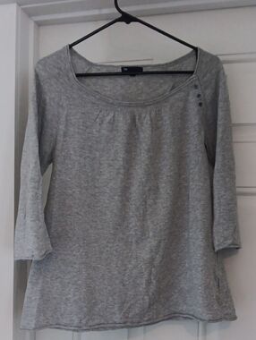 GAP Light Heather Gray Scoop Neck Quarter Sleeve Top with Shoulder Buttons
